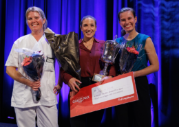 De tre beste kandidatene i Forsker Grand Pirx med blomsterbukett og pokal