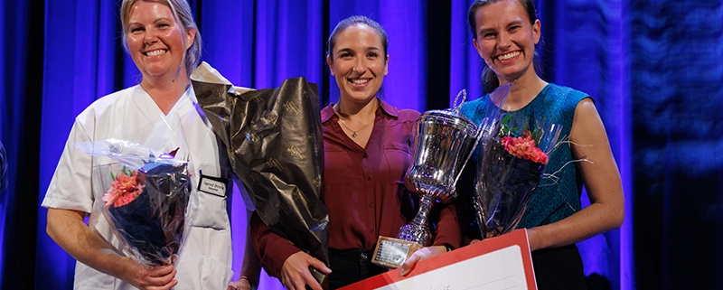 Hun som vant FGP. Holder pokal og blomster. Ved siden av står hun som ble nr 2 og hun som ble nr 3.