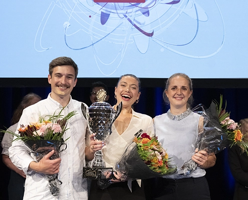 Vinner av Forsker Grand Prix 2023, flankert av andre og tredjeplassen