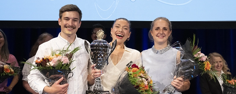 Vinner av Forsker Grand Prix, flankert av andre og tredjeplass.